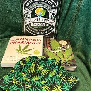 Leaf Patterned Bucket Hat Cannabis Books 📚